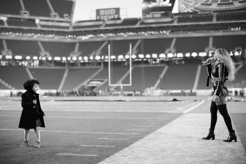 Beyonce and Blue Ivy on the field before the Super Bowl