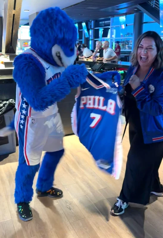 THE WAIT IS OVER! (And @mattycord76 KILLED IT!) 🙌
TONIGHT, LeBron James makes his Philly debut in the Sixers’ final preseason game! 👑🔥
#LeBronJames #Sixers #Philly #NBA