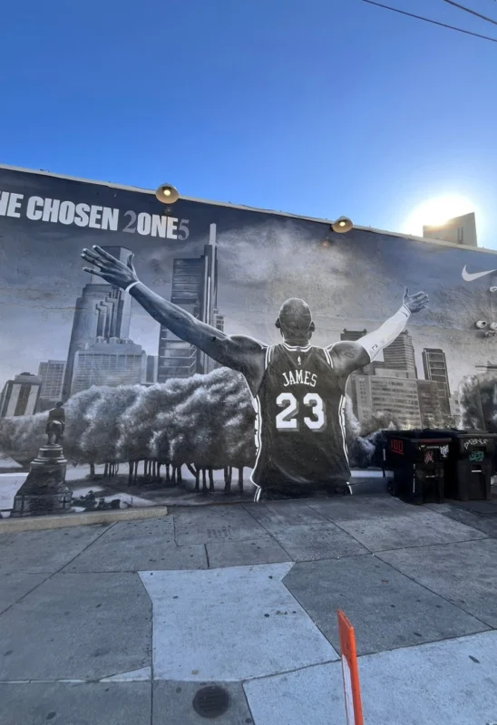 October is @muralarts Month, and we couldn't be more excited to see a new face in Fishtown! 💙❤️
Shout out to artist @4am_somewhere for this awesome LeBron mural. Go @sixers!

📸: @JimmyKing35

#PhillyPRGirl #76ers #LeBronJames #Philadelphia
